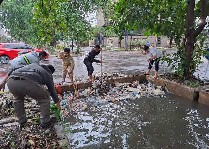 Lurah Manyar Sabrangan Turun Langsung Bersihkan Sampah di Kali Manyar Kertoadi