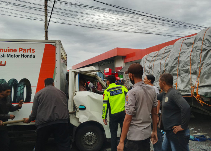 Kecelakaan Karambol di Depan SPBU Ngantru, Dua Korban Dilarikan ke RSUD Dr Iskak