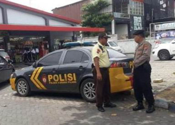 Patroli Rutin, Polsek Karangpilang Jamin Keamanan Pengunjung Pusat Perbelanjaan