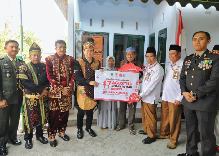 Bupati Mas Ipin Serahkan Bantuan Program Bedah Rumah, Warga Trenggalek Terharu