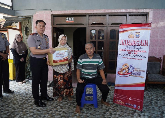 Peringati Hari Bhayangkara ke-80, Kapolres Bojonegoro Anjangsana ke Purnawirawan dan Personel Sakit