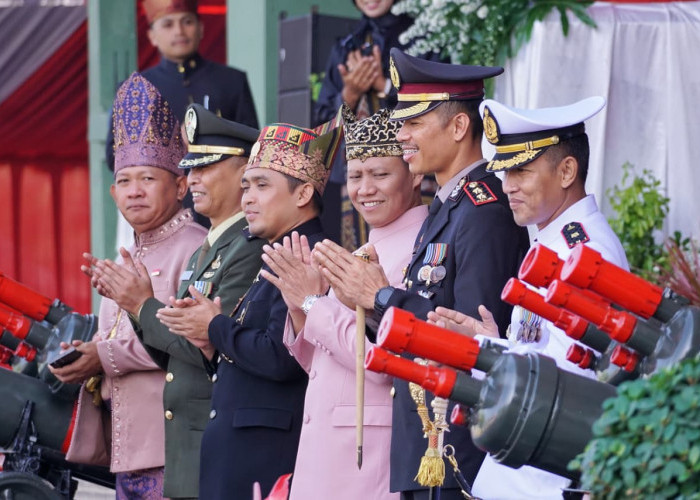 Pimpin Upacara HUT ke-80 RI, Mas Adi Berikan Remisi dan Akte Kelahiran