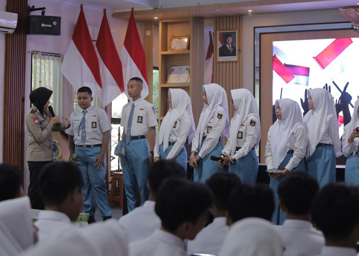 Polwan Lamongan Edukasi Pelajar SMAN 2 tentang Bahaya Bullying dan Narkoba