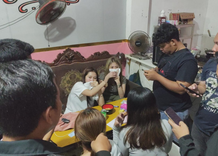 Respons Cepat Aduan 'Cak Rama', Polres Gresik Gerebek Karaoke di Cerme Sita Puluhan Botol Miras