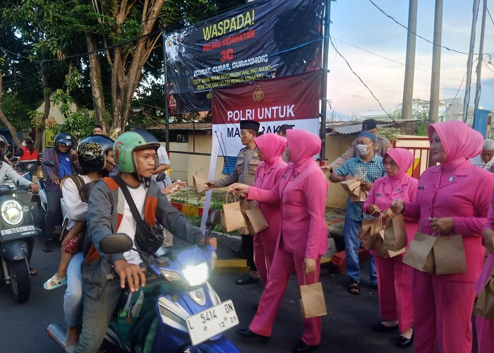 Polsek Wiyung Bagikan 1.500 Takjil Ramadan, Wujud Kepedulian Terhadap Masyarakat