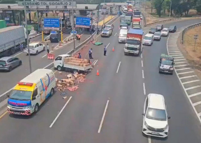 Kecelakaan di Tol Sidoarjo, Truk Saus Tomat Berbalik Arah, Minibus Tertimpa Tiang