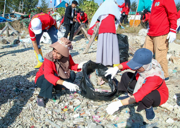 Aksi Bersih Pantai Kutang Lamongan Warnai Peringatan Hari Lingkungan Hidup