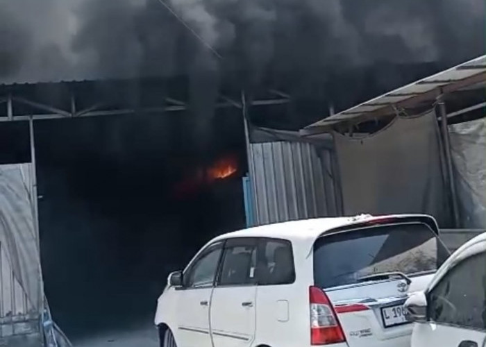Kebakaran Bengkel di Siwalankerto, 5 Mobil Hangus, 1 Orang Terluka