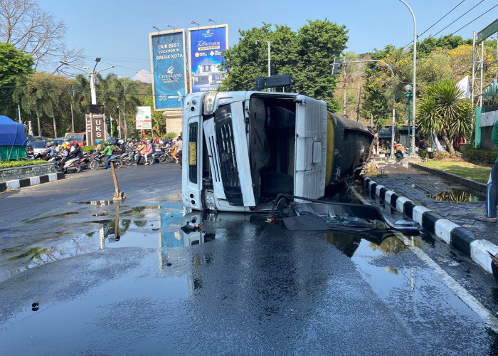  Truk Tangki Muatan Bahan Sabun Terguling dan Tumpah di Kebomas Gresik, Sejumlah Pengendara Tergelincir