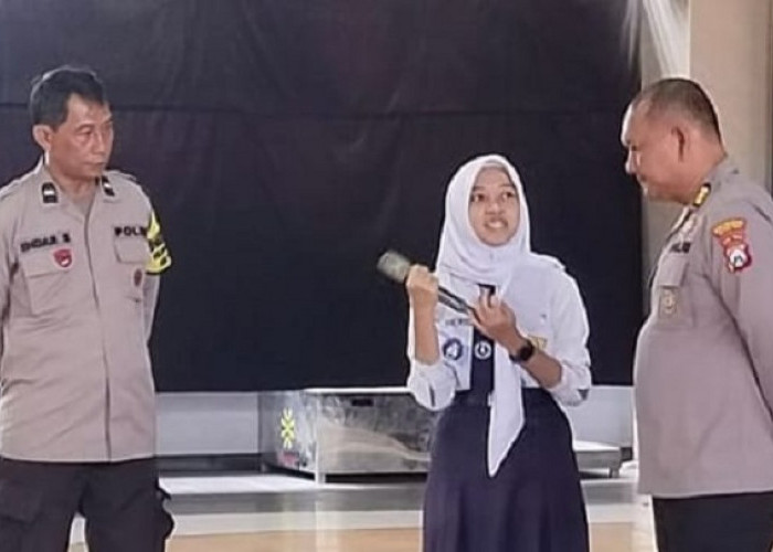  Polisi di Malang Edukasi Antikorupsi dan Bahaya Narkoba kepada Peserta MPLS