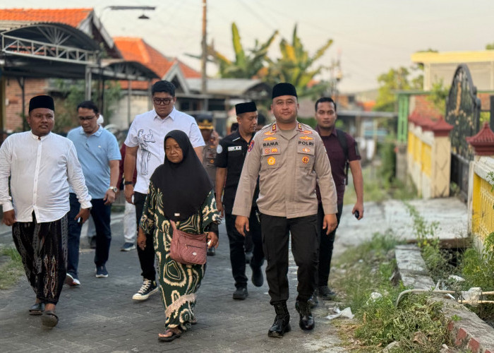 Wujud Nyata Kepedulian Polri, Wakapolda Jatim dan Kapolres Gresik Takziah ke Keluarga Kusaeni
