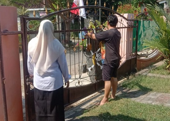 Warga Magetan Nekat Pasang Bendera One Piece 