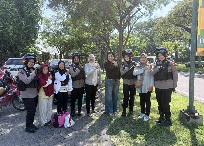 Polwan Polresta Sidoarjo Beri Imbauan Keselamatan kepada Siswa SDN Jati Jelang Study Tour