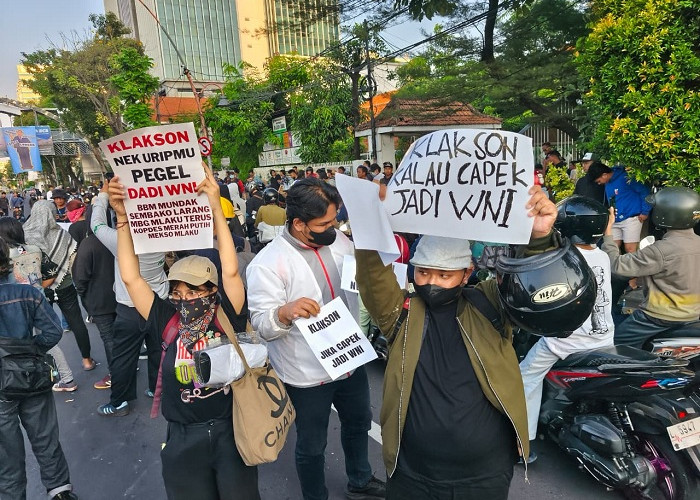 Usung Tagline #IndonesiaSekarat, Front Anti Kapitalisme Gelar Aksi Massa di Depan Grahadi Surabaya