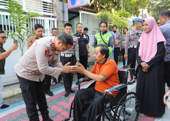 Jelang HUT Ke- 71 Lalu Lintas Bhayangkara, Kapolres Gresik Bantu Korban Kecelakaan