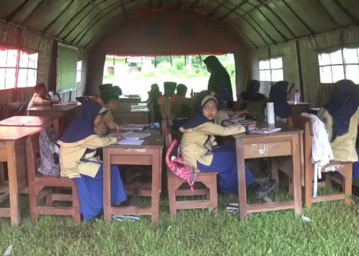 Terpaksa Belajar di Tenda, Nasib Siswa SDN Plalangan 3 Usai Ruang Kelas Ambruk