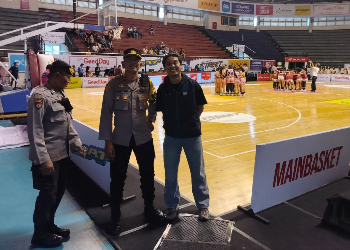 Kapolsek Gayungan Kawal Pertandingan Basket DBL Surabaya Berjalan Aman dan Lancar