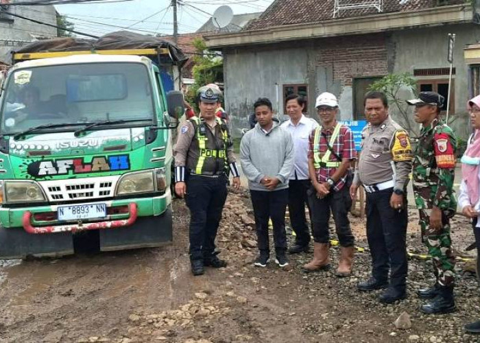 Tanah Uruk SR Berceceran, Satlantas Polresta Pasuruan Tertibkan Sopir Truk