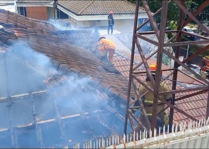 Diduga Korsleting, Rumah Dharmahusada Indah Terbakar