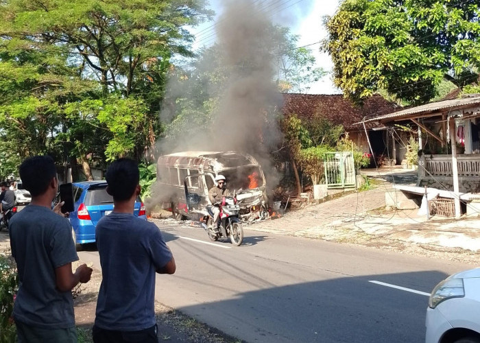 Urung Wisata, 21 Penumpang ELF di Jelbuk Selamat dari Kobaran Api