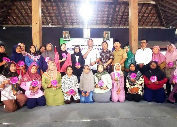 Bupati Gatut Sunu Serahkan Bantuan Program Jatim Puspa 2025 kepada Warga Boro Tulungagung