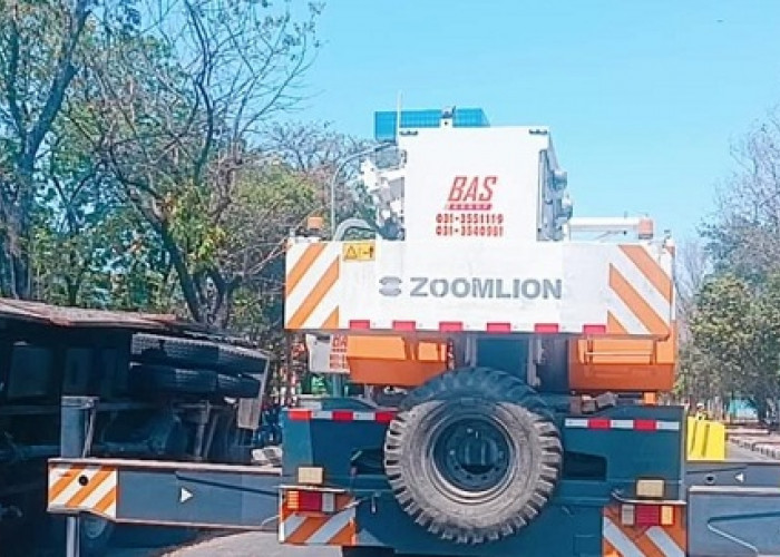 Evakuasi Truk Terguling di Jalur Pelabuhan Tanjung Perak Surabaya Pakai Crane Khusus