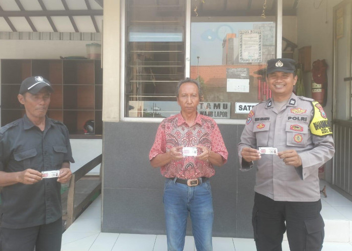 Tingkatkan Keamanan Perumahan dan Rumah Ibadah, Kapolsek Wiyung Pasang Stiker Imbauan Call Center 110