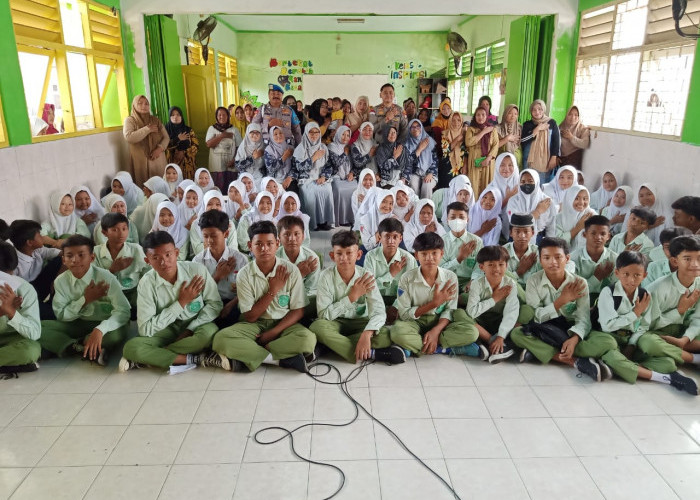 Polsek Simokerto Beri Penyuluhan Kenakalan Remaja di SMP Gufron Faqih Surabaya