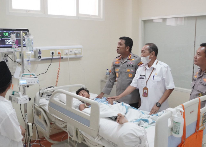 Kapolresta Sidoarjo Jenguk Santri Ponpes Al Khoziny yang Masih Dirawat di RSUD