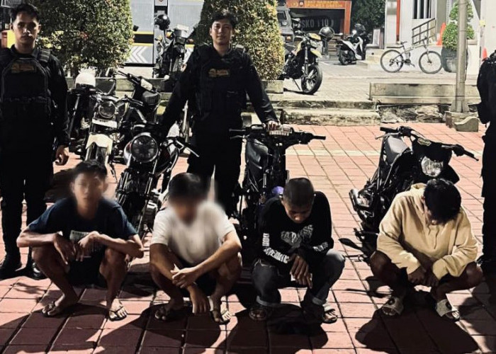 Polisi Gagalkan Balap Liar di Manyar Gresik, 4 Remaja Dihukum Hormat di Atas Barier