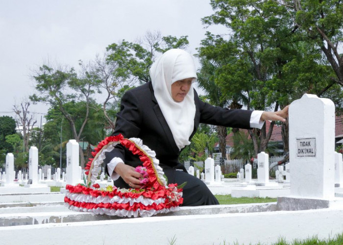 Kenang Momen Hari Pahlawan, Pimpinan Dewan Surabaya Tabur Bunga di Pusara Tanpa Nama