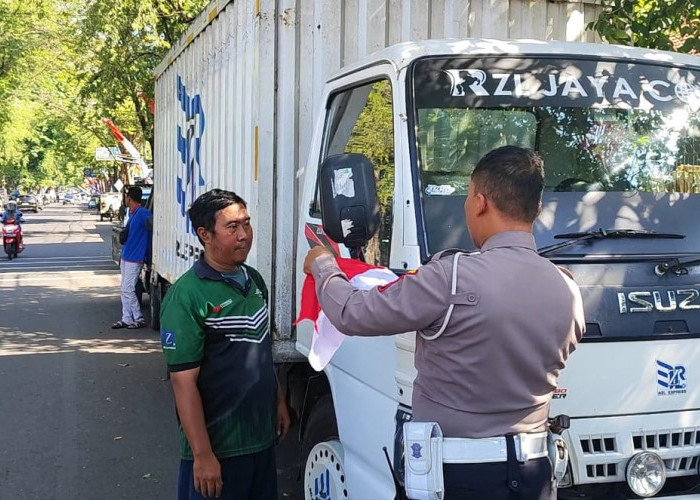 Satlantas Polres Lumajang Bagikan Bendera Merah Putih di Jalan, Sambut HUT RI Ke-80