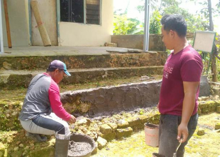 Satgas TMMD Kodim Sumenep dan Warga Plester Teras RTLH Milik Sanima di Desa Mandala