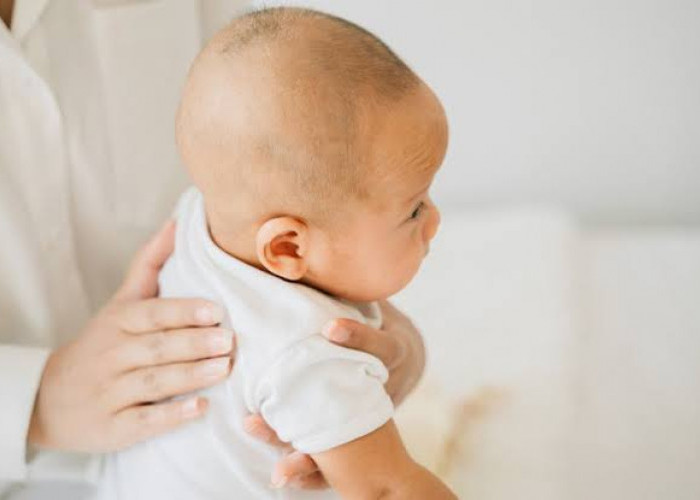 3 Cara Mengatasi Cegukan pada Bayi