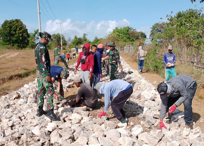 Perataan Batu Jalan Makadam, Satgas TMMD Kodim 0827/Sumenep Kerjasama dengan Warga