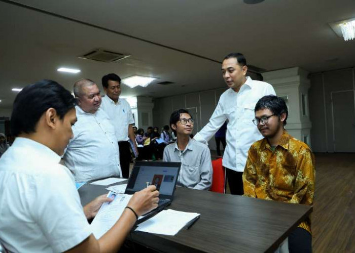 Wali Kota Surabaya Eri Cahyadi Tinjau Verifikasi Penerima Beasiswa Pemuda Tangguh