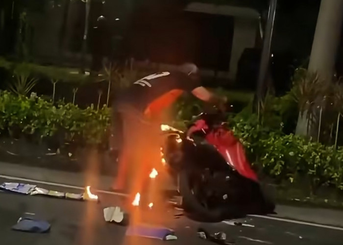 Tenggilis Mejoyo Mencekam, Oknum Perguruan Silat Bakar Motor dan Rusak Mobil Warga, Polisi Kejar Pelaku