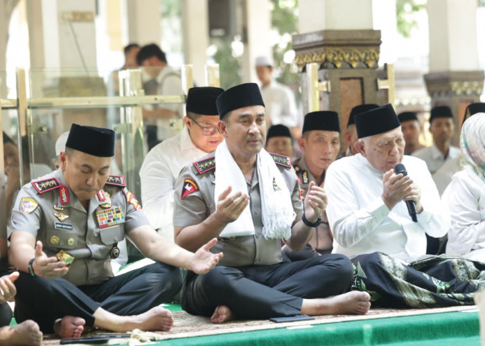 Kunjungi Jawa Timur, Kapolri Sowan ke Ponpes Tebuireng dan Ziarah Makam Gus Dur