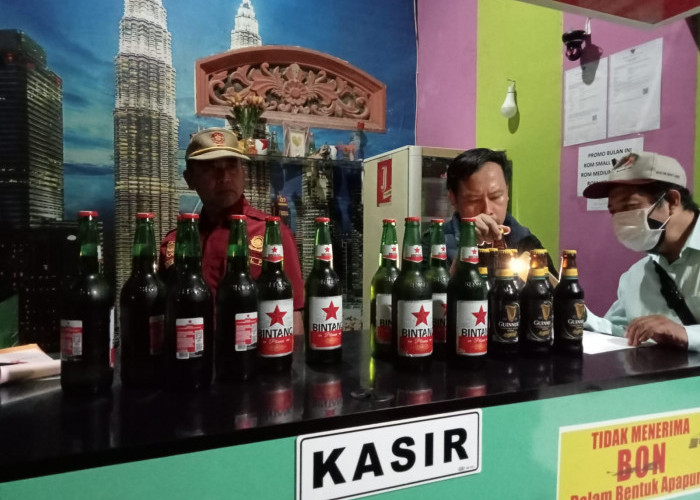 Ratusan Botol Miras Disita dari 4 Warkop Karaoke di Tulungagung 