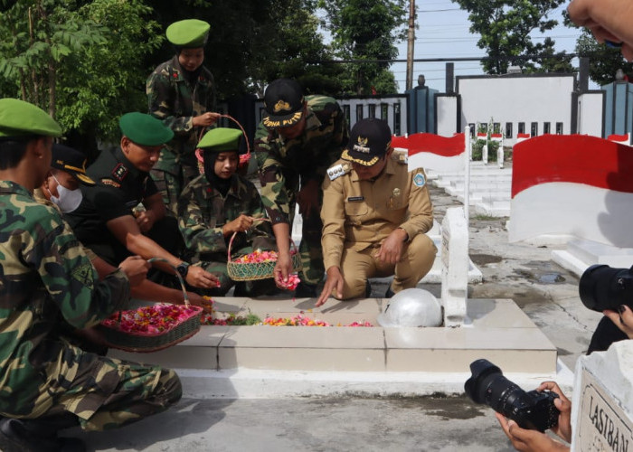 Hormati Jasa Veteran, Dandim dan Forkopimda Lamongan Ziarah ke TMP Kusuma Negara