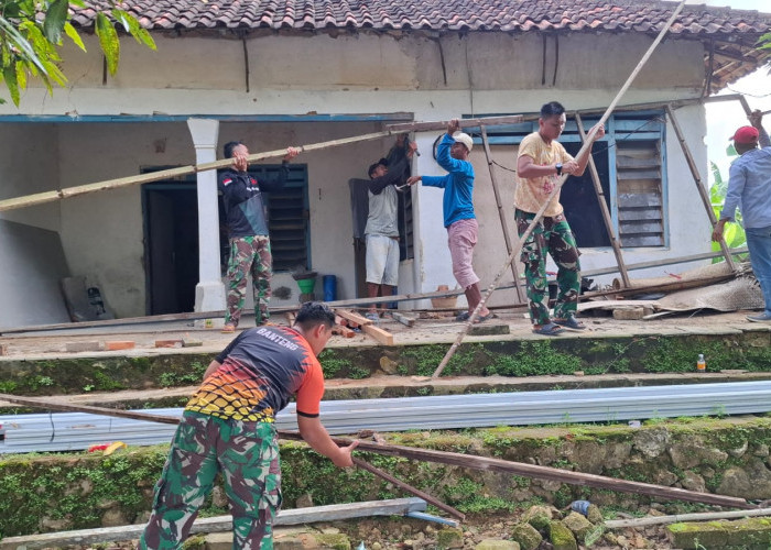 Mulai Dikerjakan, Satgas TMMD 127 Kodim 0827/Sumenep Bongkar Atap Rumah Milik Ibu Nima