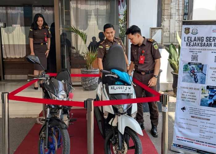 Kejari Kabupaten Madiun Lelang Dua Kendaraan Barang Rampasan Negara