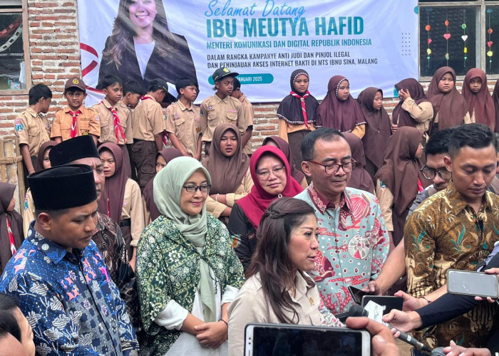 Tinjau Bantuan BAKTI, Menkomdigi Kampanyekan Anti Judol dan Pinjol Ilegal