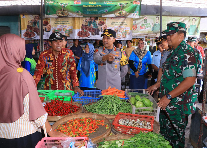 Jaga Stabilitas Harga dan Ketersediaan Bapokting di Ngawi, Kapolres Bersama Wakil Bupati Tinjau Pasar