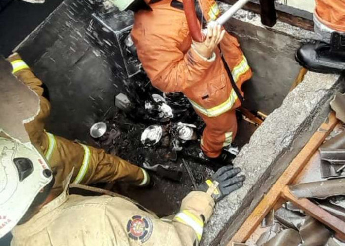 Ditinggal Masak, Atap Dua Rumah di Bulak Banteng Surabaya Terbakar