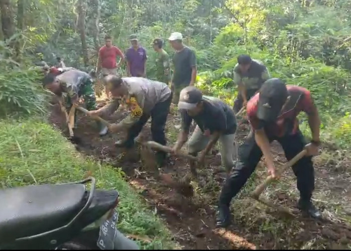 Polsek Arjasa Pimpin Kerja Bakti Buka Akses Jalan Penghubung Dua Desa, Tingkatkan Ekonomi Warga