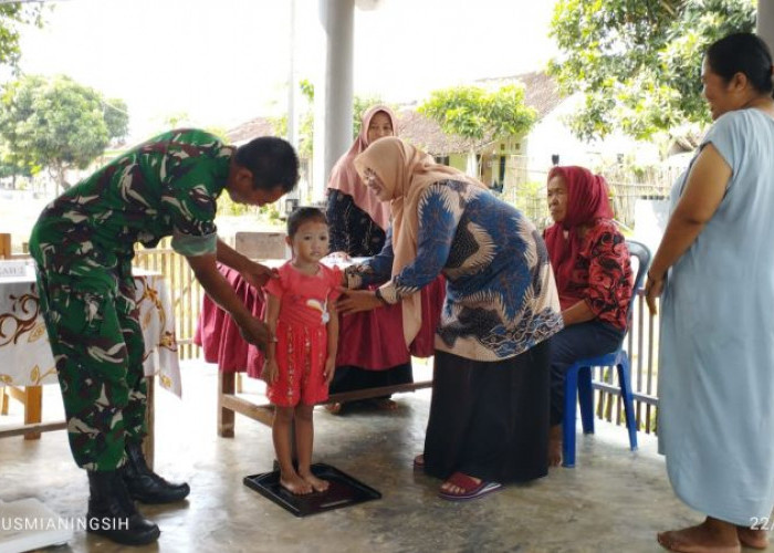Babinsa Rowokangkung Lumajang Dampingi Imunisasi Balita di Posyandu 