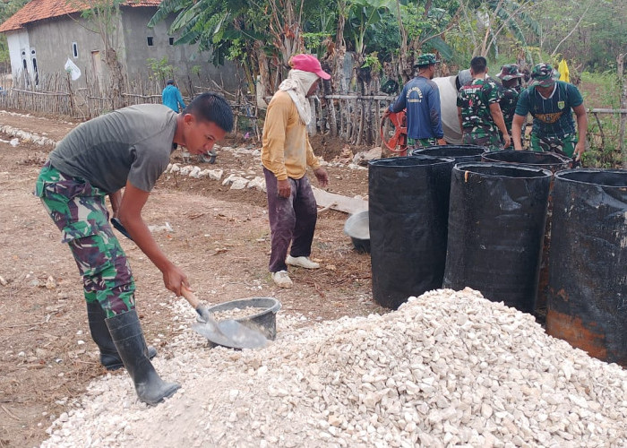 Puluhan Masyarakat Ikut Bantu Satgas TMMD 121 Bangun Jalan Lapen