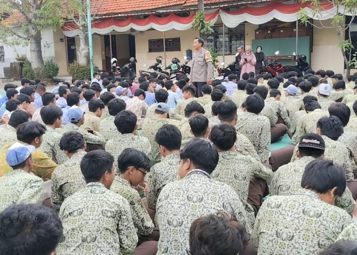 Polsek Sukomanunggal Gelar Imbauan Anti Tawuran dan  Hindari Narkoba di SMK Sejahtera