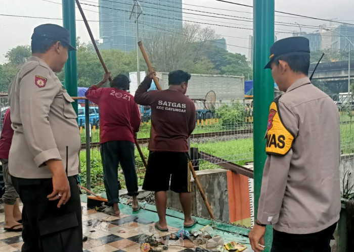 Polsek Gayungan Gelar Patroli, Jalin Keakraban dengan Warga